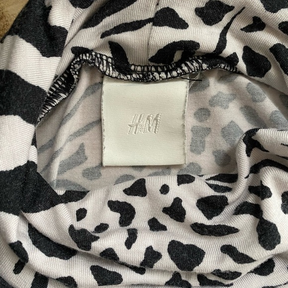 H&M Black & White Leopard Turtleneck Top - Picture 7 of 7